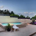 House Zoya * Ližnjan