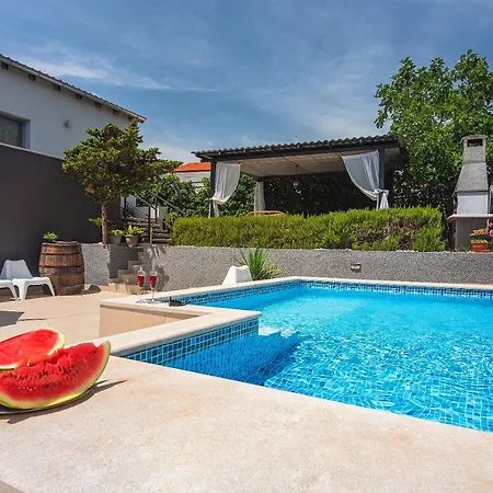 Nyaraló House Zoya *
