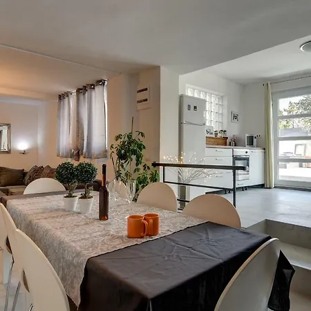 House Zoya * Ližnjan